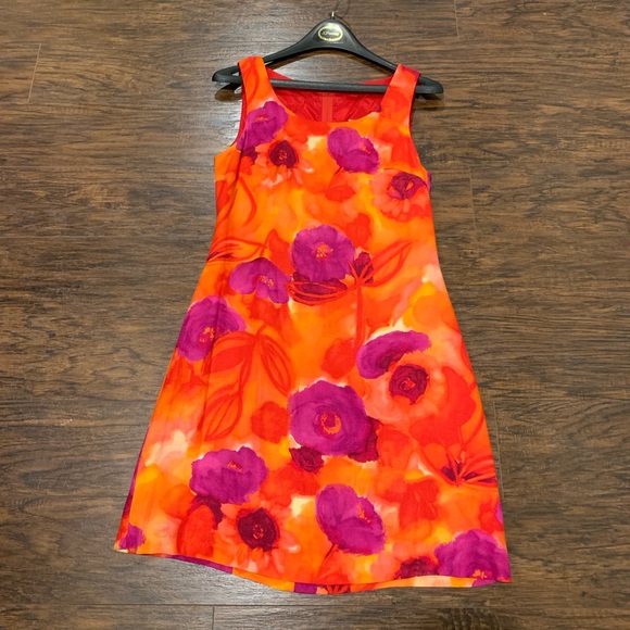 Like new Dry clean only above knee textured fabric - Picture 2 of 4